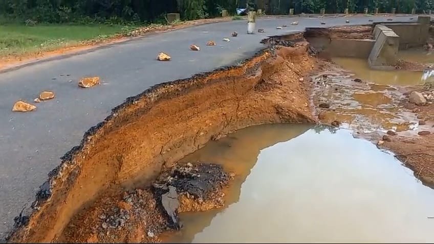 ठेकेदार संघटनेचा अध्यक्ष असलेल्या राणेसमर्थक ठेकेदाराने केलेला रस्ता पहिल्याच पावसात गेला वाहून