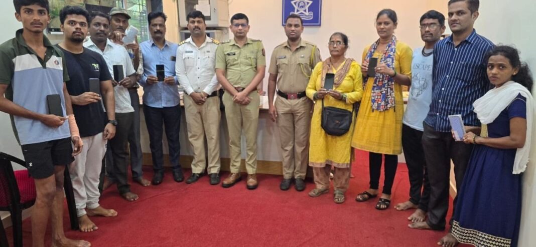 कणकवली पोलिसांनी हरवलेले ६९ मोबाईल केले मूळ मालकांना परत