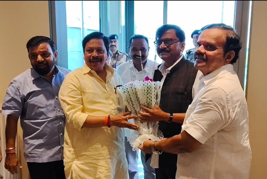 ठाकरे शिवसेना नेते संजय राऊत सिंधुदुर्गात दाखल