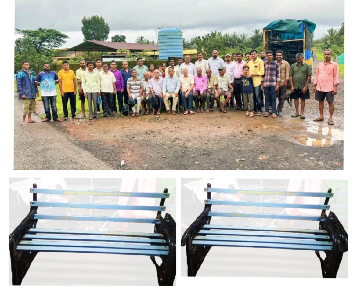 नवीन कुर्ली येथे आ. नितेश राणे यांच्या माध्यमातून लोखंडी बाकड्यांचे वाटप