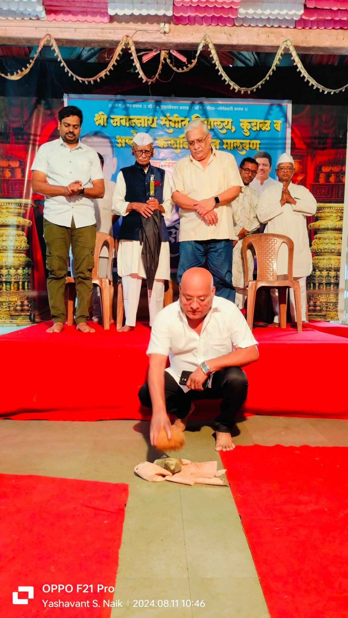 *श्री.जगन्नाथ संगीत विद्यालय कुडाळ व अष्टपैलू कलानिकेतन मालवण यांच्या संयुक्त विद्यमाने गुरुवंदना सोहळा २०२४ या कार्यक्रमाचे शिवसेना जिल्हा संघटक श्री.रुपेश पावसकर यांच्या शुभहस्ते श्रीफळ वाढवून शुभारंभ…….*