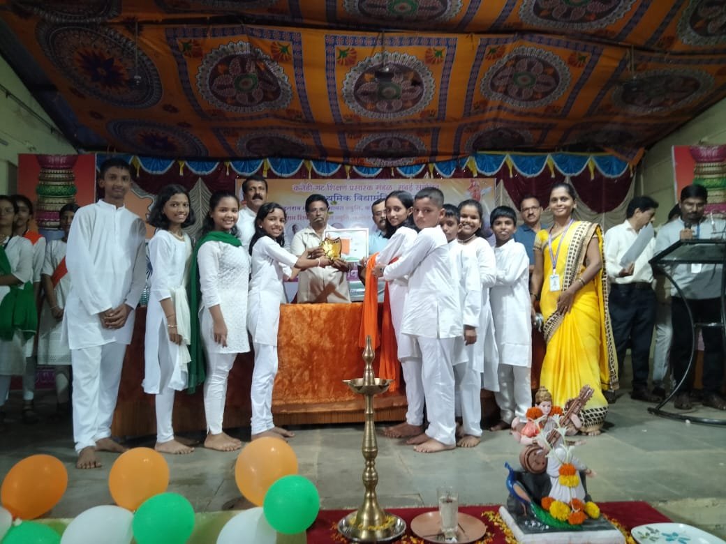 *स्वातंत्र्य दिनाचे औचित्य साधून माजी गुरुवर्य पुरस्कृत तालूकास्तरीय देशभक्तीपर समूहगीत गायनस्पर्धेत “विद्यामंदिर इंग्लिश मेडीयम स्कूल, कणकवली. या प्रशालेला उत्तेजनार्थ क्रमांक प्राप्त*