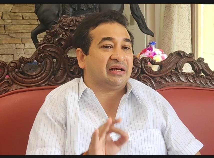 दिल्लीत जाऊन काँगेस पक्षश्रेष्ठींचे पाय चाटायचे आणि राज्यात येऊन त्याची लायकी काढायची हीच राऊतांची प्रवृत्ती