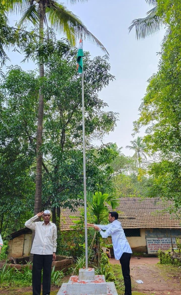 ७८ व्या स्वातंत्र्य दिनाच्या निमित्ताने मूर्तिकार मारुती पालव गुरुजींच्या हस्ते गोपुरी आश्रमात ध्वजारोहण