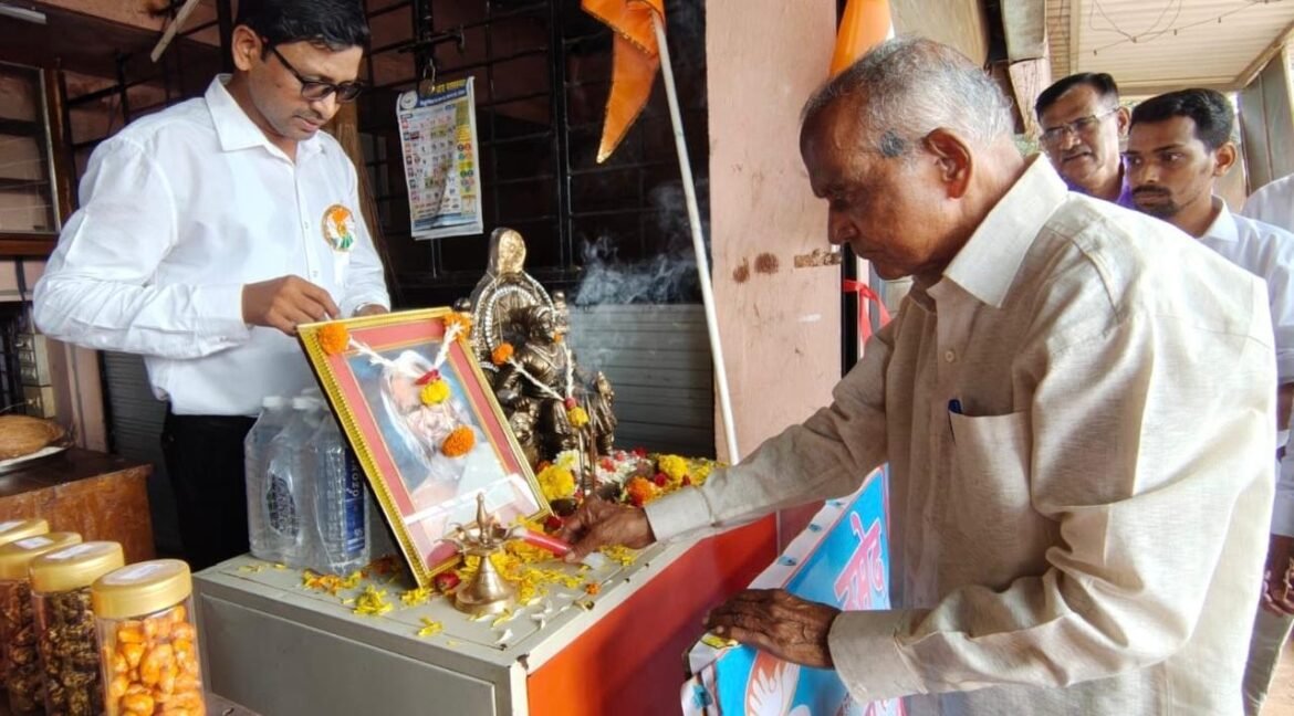महिलांच्या आर्थिक विकासासाठी स्वयंसहायता समूहाच्या उत्पादित मालाच्या विक्रीसाठी गोपुरी आश्रमात विक्री केंद्र