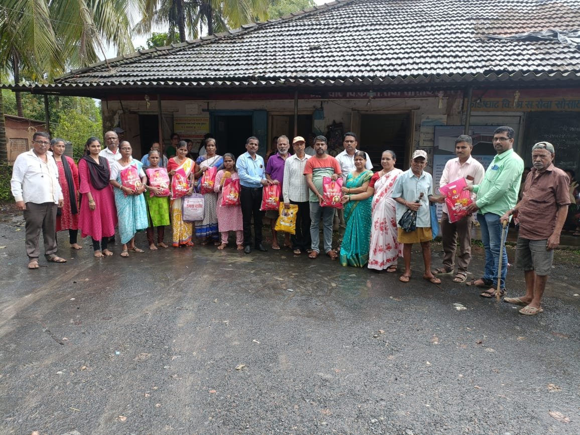 फोंडाघाट विकास सेवा सोसायटी शासनाचे रेशन धान्य दुकानामध्ये गणेश चतुर्थी निमित्त आनंदाचा शिधा वाटप