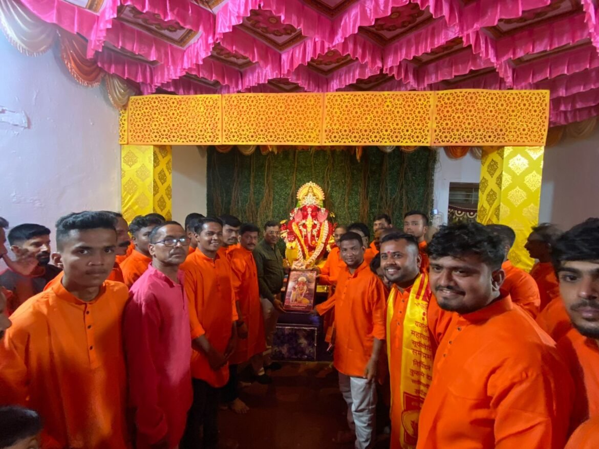 कणकवली येथील मानाचा संतांचा गणपतीचे अजयकुमार सर्वगोड यांनी घेतले दर्शन