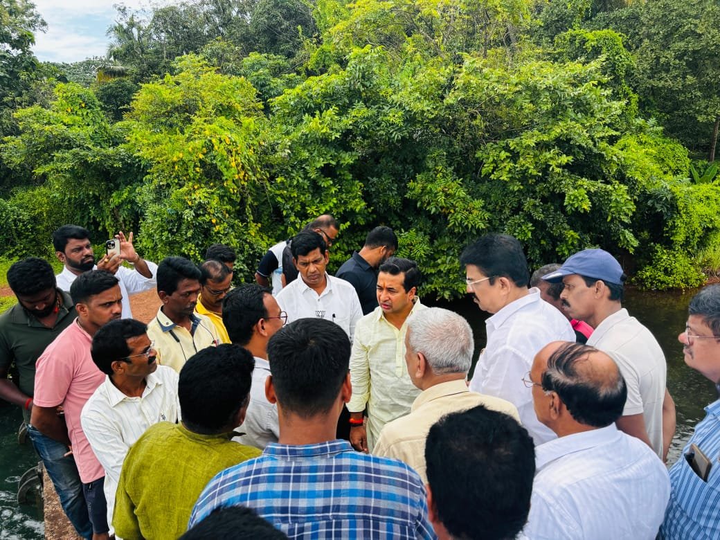 भटवाडी येथील नादुरुस्त खार बंधाऱ्याची आमदार नितेश राणे यांनी केली पाहणी