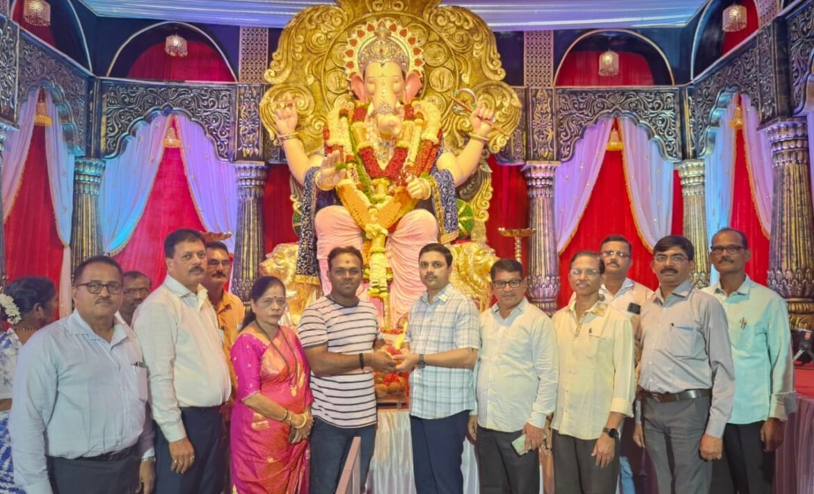 सिंधुदुर्ग जिल्हा बँक अध्यक्ष मनिष दळवी यांनी घेतले सिंधुदुर्ग राजाचे दर्शन