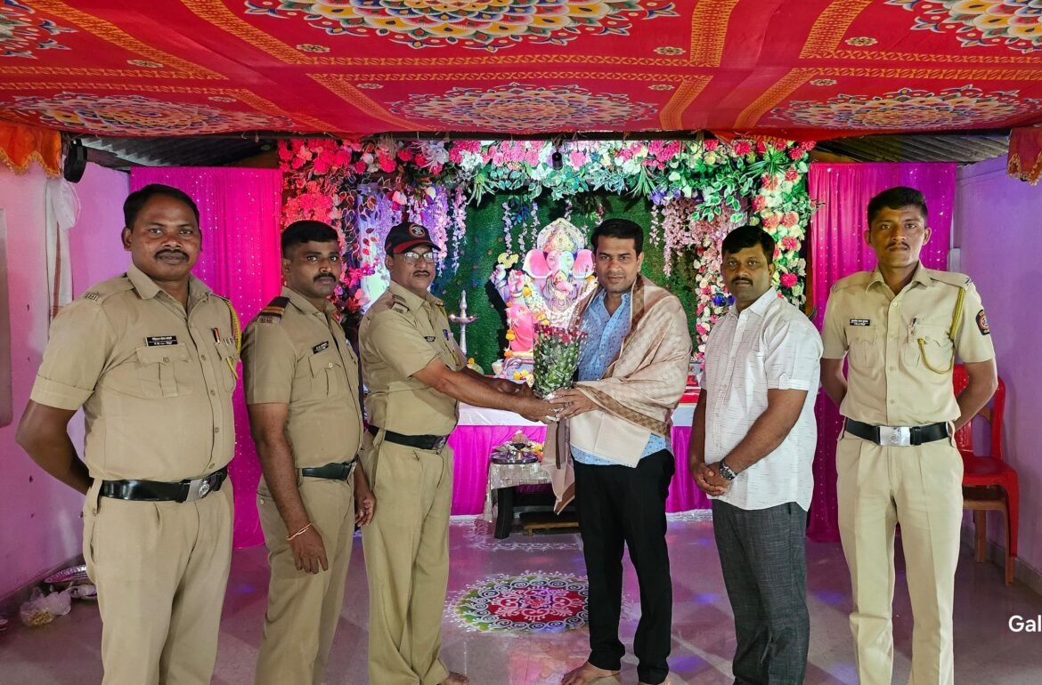 कणकवली पोलीस स्थानकात विराजमान झालेल्या गणरायाचे युवासेना जिल्हाप्रमुख सुशांत नाईक यांनी घेतले दर्शन