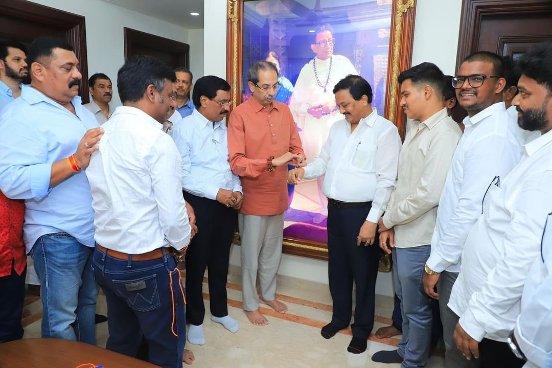 माजी आमदार परशुराम उपरकर यांनी पक्षप्रमुख उद्धव ठाकरे यांच्या उपस्थितीत हातात बांधले शिवबंधन