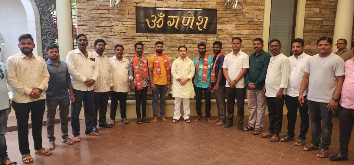 जाणवली बौद्धवाडी येथील उबाठा सेनेचे शाखाप्रमुख प्रमुख प्रवीण कदम व युवासेना शाखाप्रमुख निलेश पवार व उपशाखाप्रमुख स्वप्निल पवार, चैतन्य पवार यांच्यासह कार्यकर्त्यांनी भाजपात प्रवेश