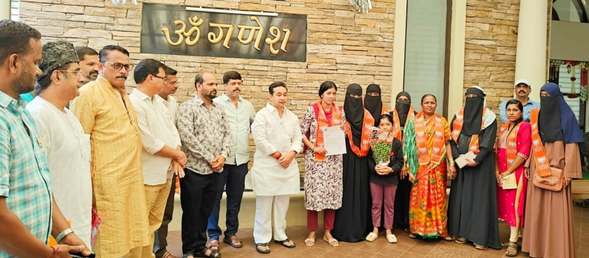 कणकवली हरकुळ बुद्रुक शेख वाडी येथील मुस्लिम समाजाच्या असंख्य महिला कार्यकर्त्यानी भाजप पक्षांमध्ये केला प्रवेश
