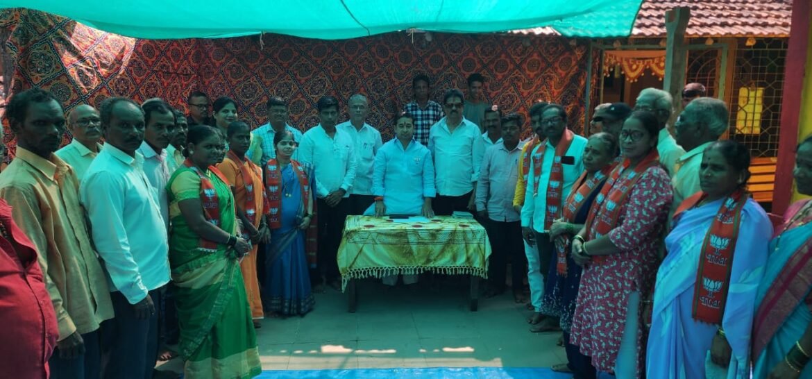 पोयरे गावचे माजी सरपंच प्रशांत पाटील भाजपामध्ये, आमदार नितेश राणे यांच्या उपस्थितीत केला प्रवेश
