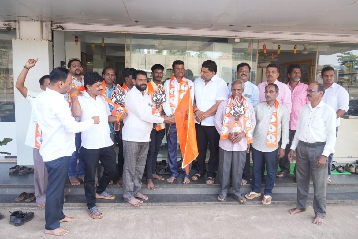 शिंदे गटाला मोठा धक्का;पांग्रड शाखाप्रमुख रामदास मेस्त्री यांनी हाती घेतली मशाल