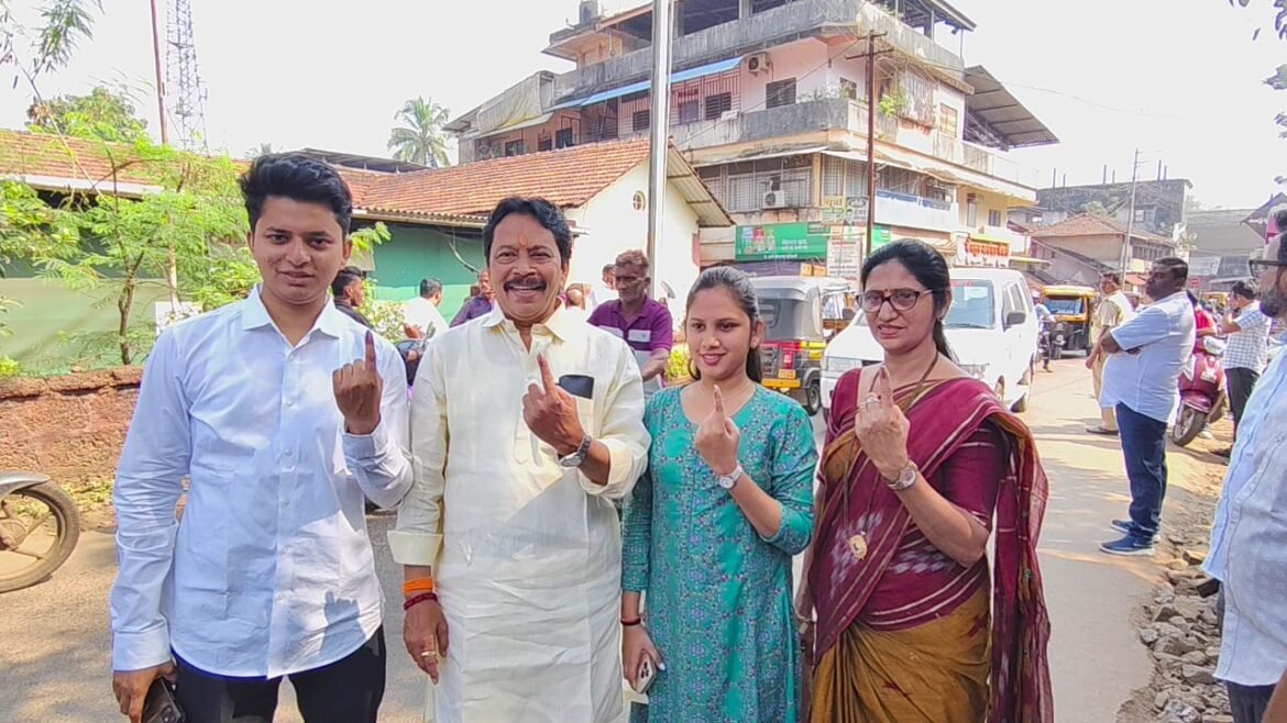 महाविकास आघाडीचे उमेदवार संदेश पारकर यांनी कुटुंबियांसमवेत बजावला मतदानाचा हक्क