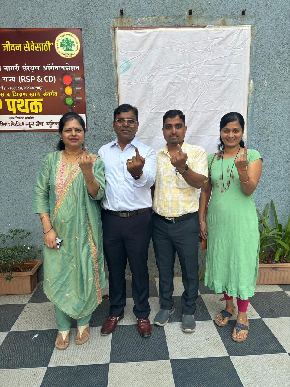 जिल्हा कार्यकारी अभियंता सर्वगौड यांनी सहकुटुंब मतदानाचा हक्क बजावला