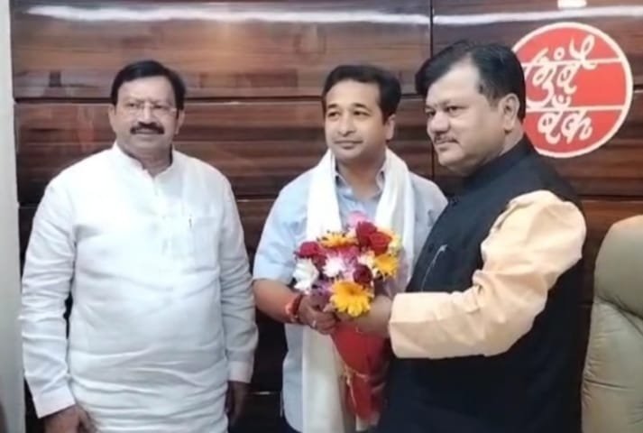 मुंबई बँकेचे अध्यक्ष,आमदार प्रवीण दरेकर यांनी आमदार नितेश राणे यांचे केले अभिनंदन