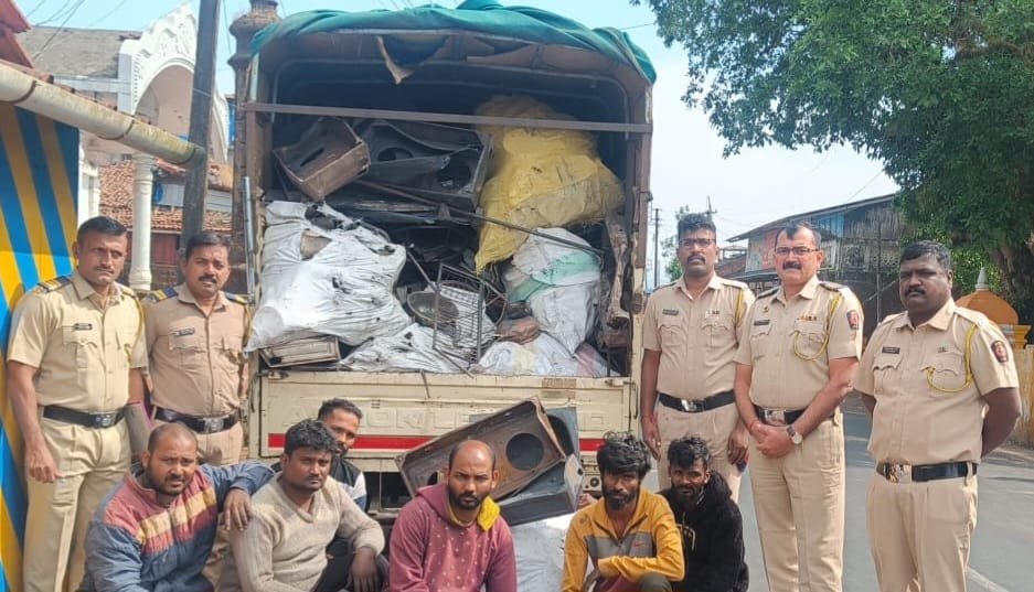 जळालेल्या गाडीतील भंगार चोरी, निपाणीतील सहा जण ताब्यात