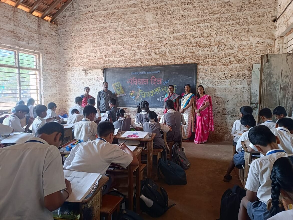 कणकवली विद्यामंदिर माध्यमिक प्रशालेत भारताचे संविधान दिन चित्ररूपाने उत्साहात साजरा