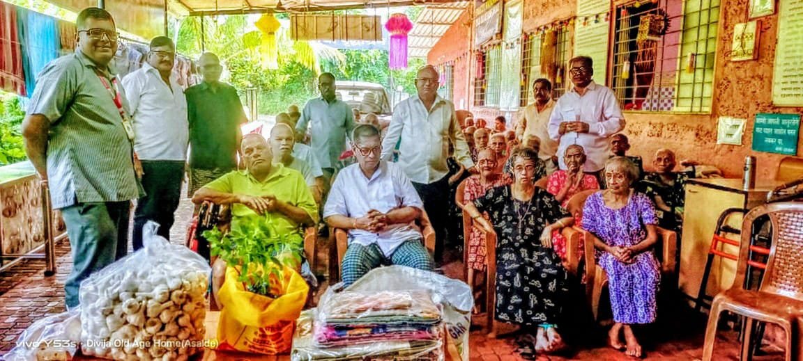 कासार्डे माध्यमिक विद्यालयाच्या माजी विद्यार्थी मित्रपरिवारातर्फे दिविजा वृध्दाश्रमाला अत्यावश्यक वस्तूंची देणगी