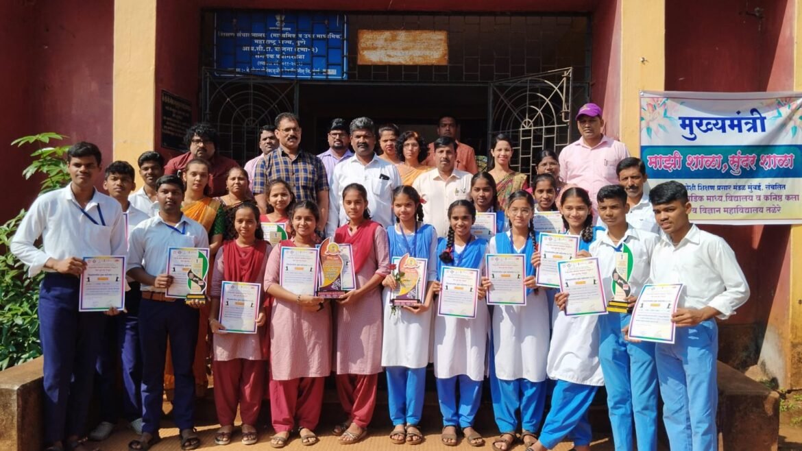 जिल्हास्तरीय युवा महोत्सवातील विविध स्पर्धांमध्ये वामनराव महाडिक हायस्कूलचे यश