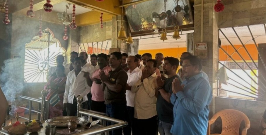 तळगावचे ग्रामदैवत श्री देव रामेश्वर मंदिर येथे श्रीफळ ठेवून महायुतीचे उमेदवार निलेश राणे यांच्या प्रचाराचा शुभारंभ