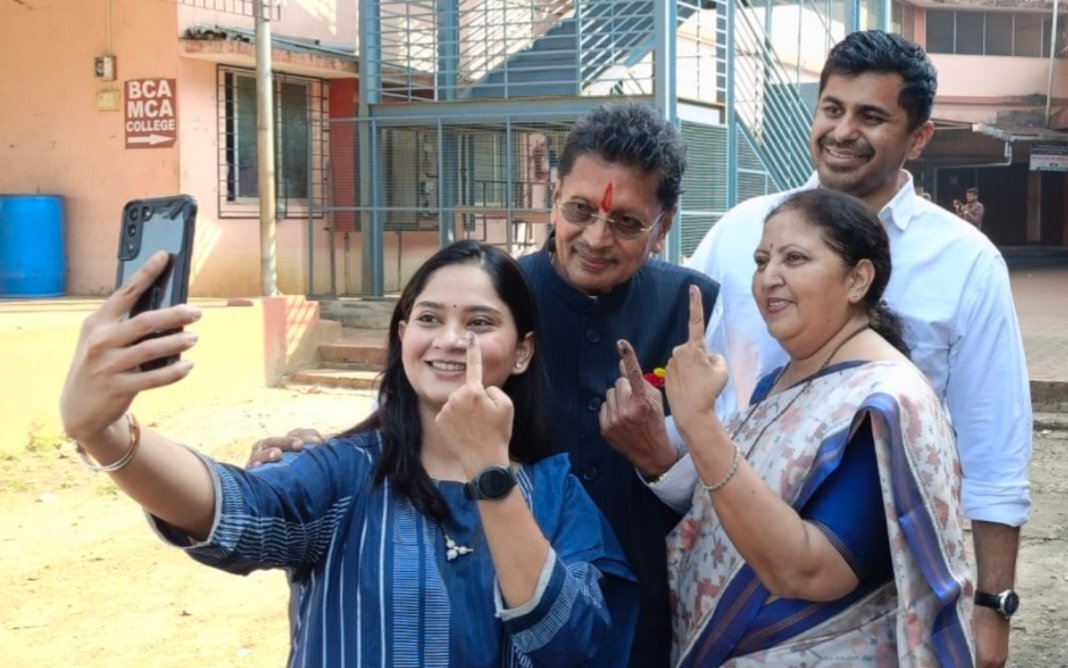 दीपक केसरकर यांनी सहकुटुंब बजावला मतदानाचा हक्क