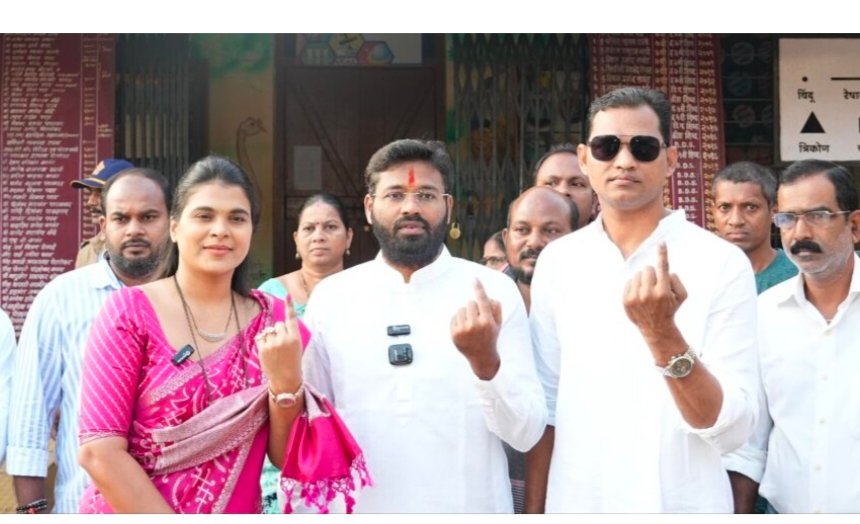 अपक्ष उमेदवार विशाल परब यांनी बजावला मतदानाचा हक्क