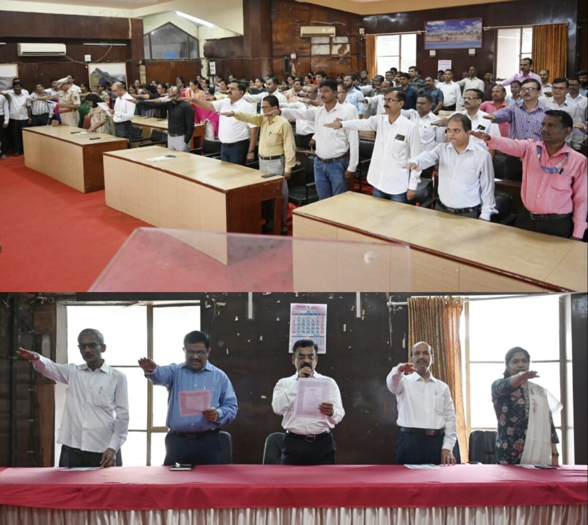 संविधान दिनानिमित्त जिल्हाधिकारी कार्यालयात भारतीय संविधानाच्या उद्देशिकेचे सामूहिक वाचन