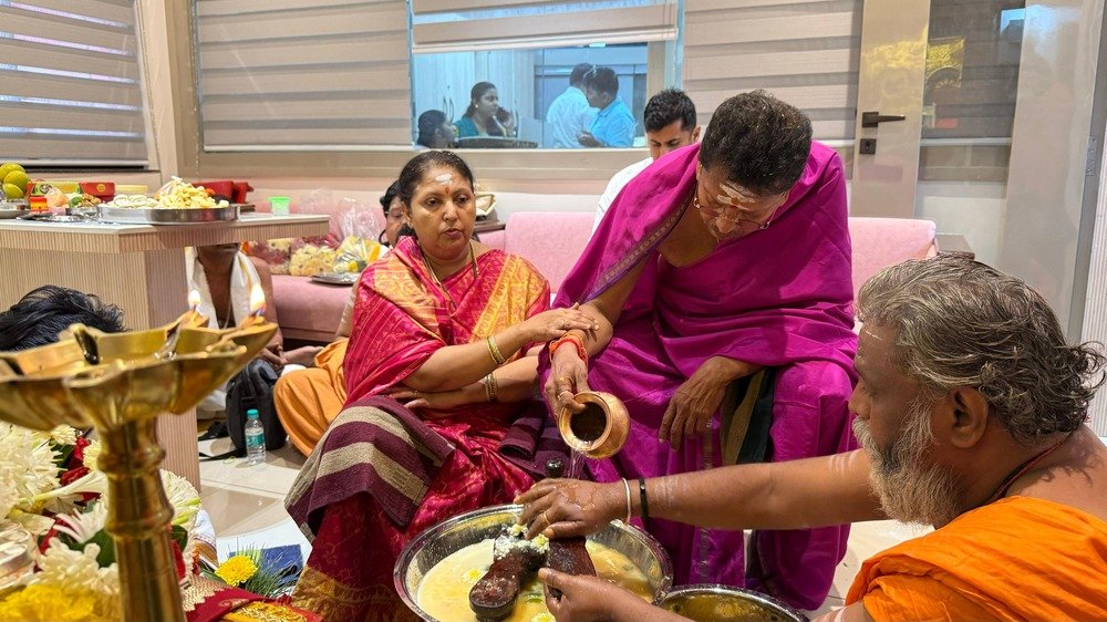 *श्री स्वामी समर्थ यांच्या पादुका सावंतवाडीत; दीपक केसरकर यांनी केले विधीवत पूजन…*
