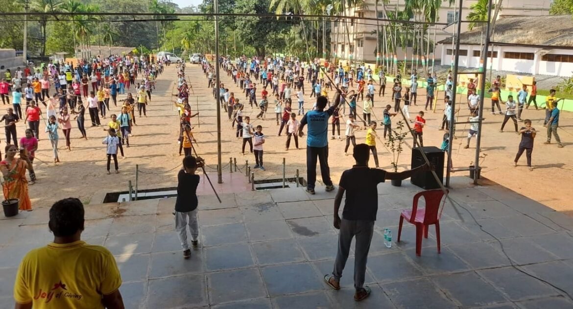माध्यमिक विद्यामंदिर कनेडी प्रशालेत आनंददायी शनिवार उपक्रमांतर्गत दप्तराविना शाळा या निमित्ताने प्रशालेत लाठी-काठी प्रशिक्षण व करिअर मार्गदर्शन
