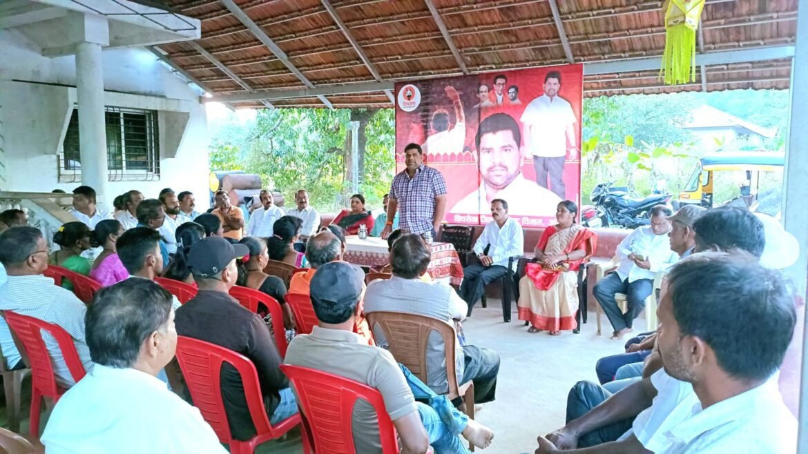 आंब्रड, कसाल, पावशी विभागात मा. आ. वैभव नाईक यांनी घेतल्या कार्यकर्त्यांच्या गाठीभेटी
