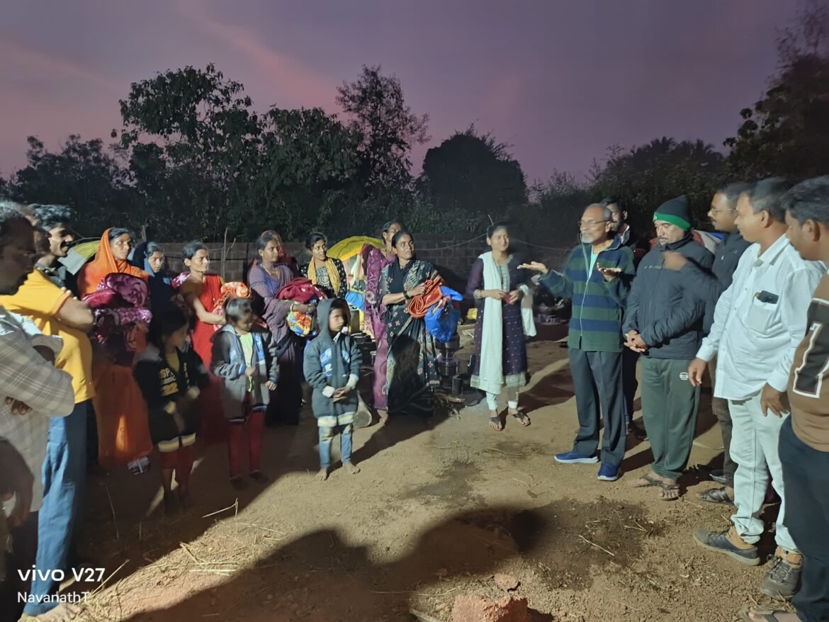 एस बी एच स्टाफ असोसिएशन वेल्फेअर ट्रस्टच्या वतीने सिंधुदुर्ग मध्ये ऊसतोड कामगारांना ब्लँकेट्स व स्वेटर्स वाटप