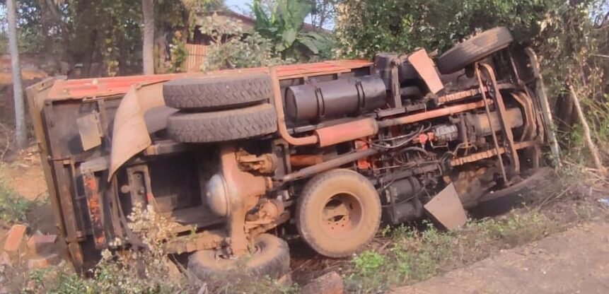 चालकाचे नियंत्रण सुटल्याने डंपर पलटी होऊन अपघात, सुदैवाने चालक बचावला