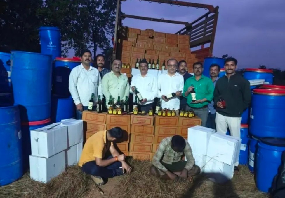 झाराप येथे 61 लाख 28 हजाराची गोवा बनावटी दारू जप्त