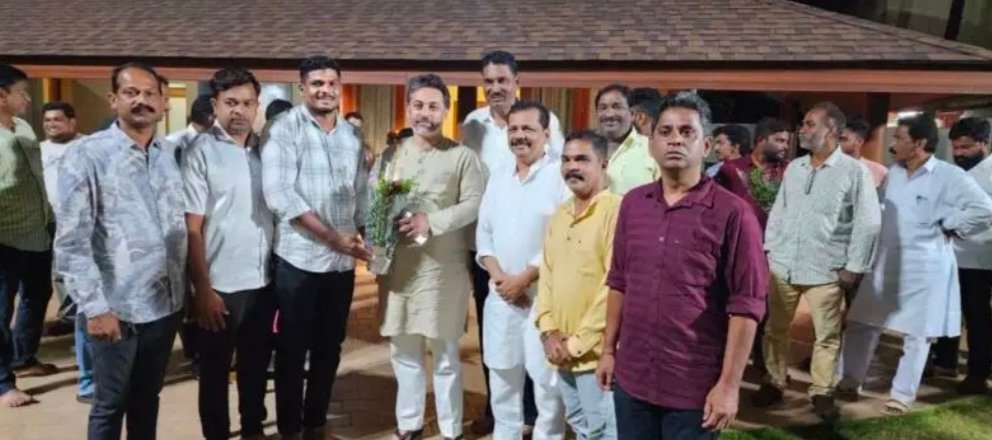 संजू परब व शिवसैनिकांकडून आमदार निलेश राणे यांचे अभिनंदन