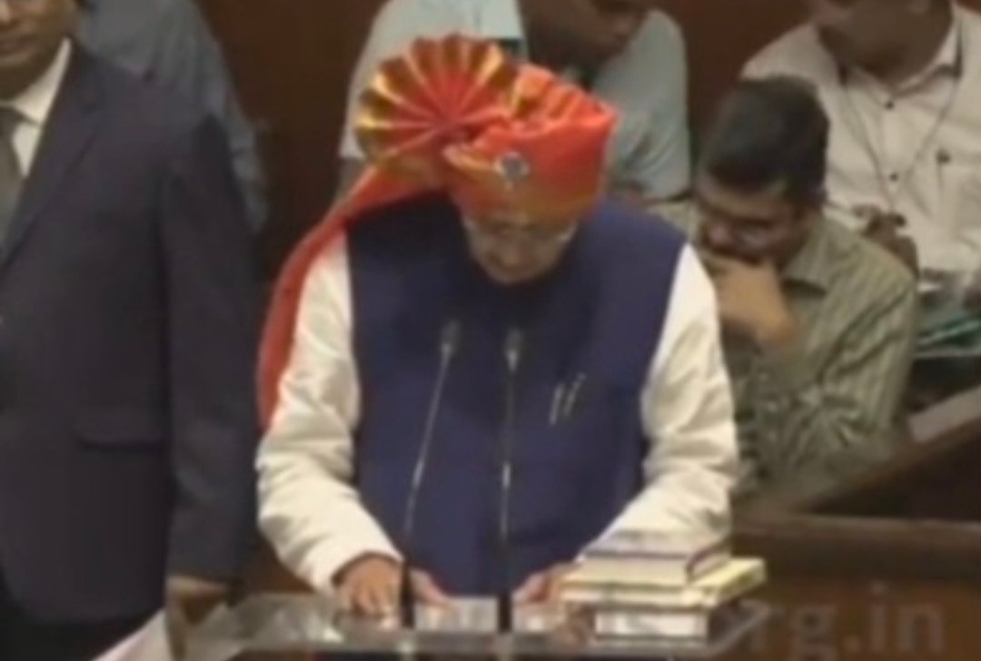 दीपक केसरकर यांनी घेतली आमदारकीची शपथ…