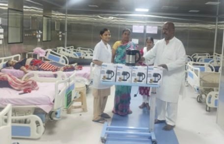 श्री कांचन हळदणकर यांच्याकडून सावंतवाडी उपजिल्हा रुग्णालयाला इलेक्ट्रिक किटलीची भेट