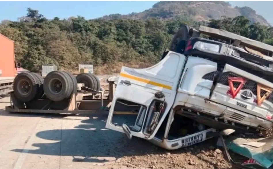 रायगड येथे मुंबई गोवा महामार्गवर ट्रेलर उलटून चालक ठार
