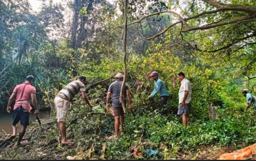 गुळदुवे ग्रामस्थांनी श्रमदानातून केली नदीची साफसफाई