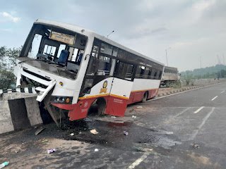 नांदगाव मधील ओटव फाटा ब्रिज वरील संरक्षण कठड्याला एस टी बस आपटून अपघात