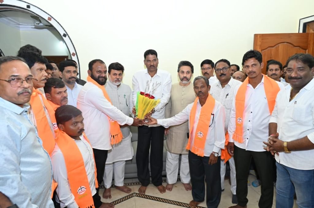 मणचे गावचे सरपंच उपसरपंच शिवसेनेत, आमदार निलेश राणे यांनी केले स्वागत