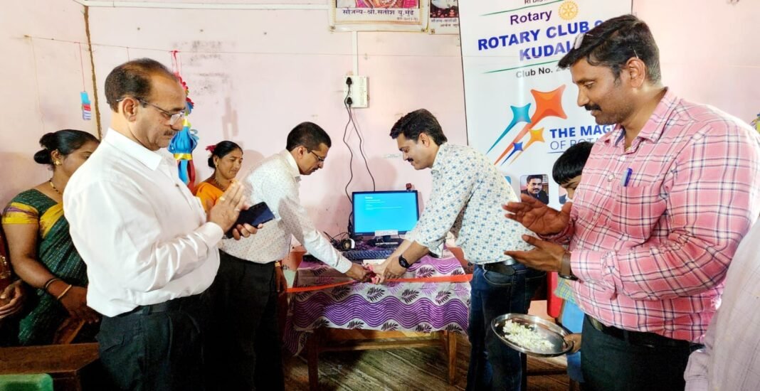 ग्रामीण भागातील शाळेला भेट देणे ही रोटरीची सेवा