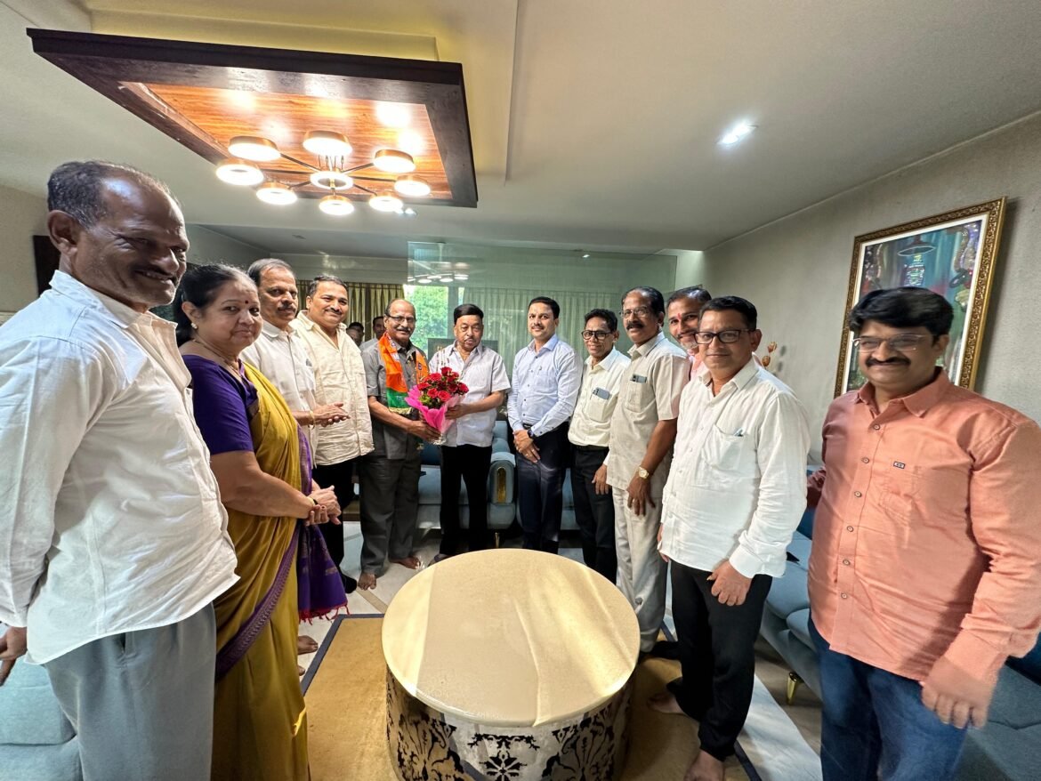 राष्ट्रवादी श.प.गटाचे व बँकेचे विद्यमान संचालक आत्माराम ओटवणेकर यांचा खा.नारायण राणे यांच्या उपस्थितीत भाजपात प्रवेश