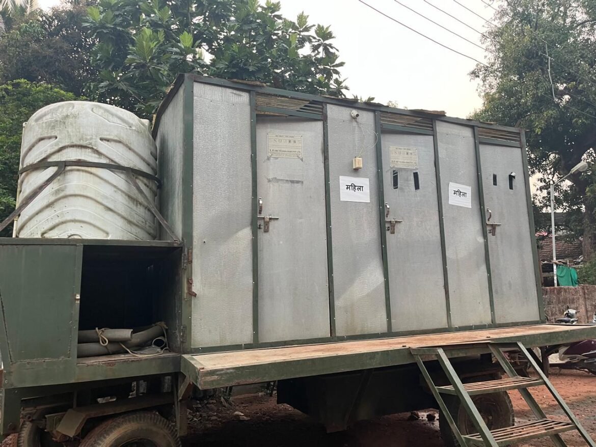 भाजप पदाधिकाऱ्यांनी मालवण बसस्थानकात ठेवलेल्या मोबाईल टॉयलेटचे सांडपाणी उघड्यावरच सोडल्याने दुर्गंधी