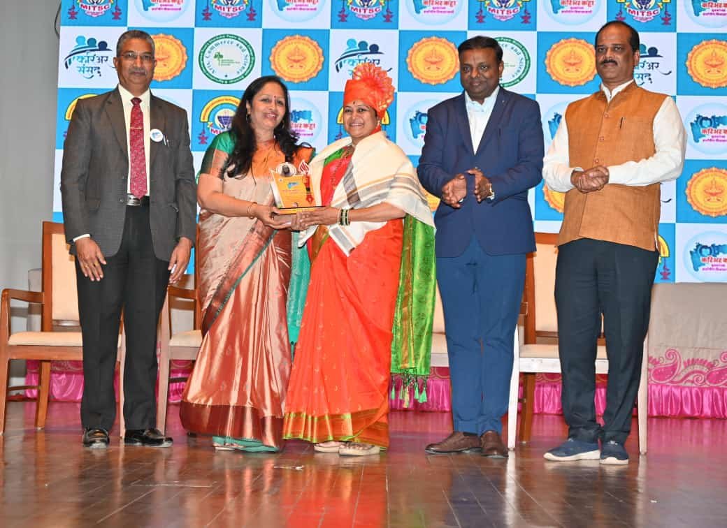 साहस प्रतिष्ठानच्या अध्यक्ष रुपाली पाटील यांना आधुनिक सावित्री पुरस्कार भारतीय जमीन बंदर प्रतिष्ठान अधिकारी रेखा रायकर कुमार यांच्या हस्ते पुरस्कार देऊन केले सन्मानित