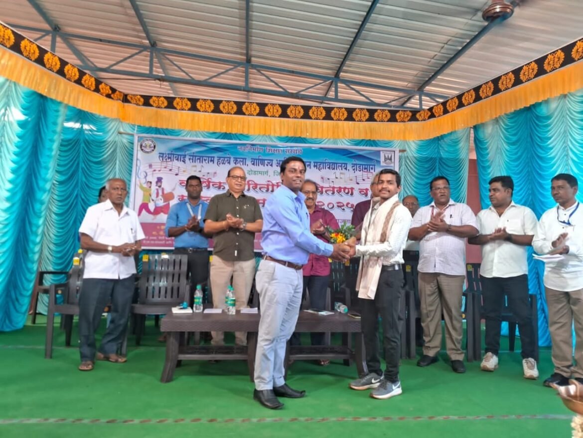 लक्ष्मीबाई सीताराम हळबे महाविद्यालयाकडून युवा पत्रकार पुरस्काराने गौरविण्यात आलेले पत्रकार प्रतिक राणे यांचा सत्कार