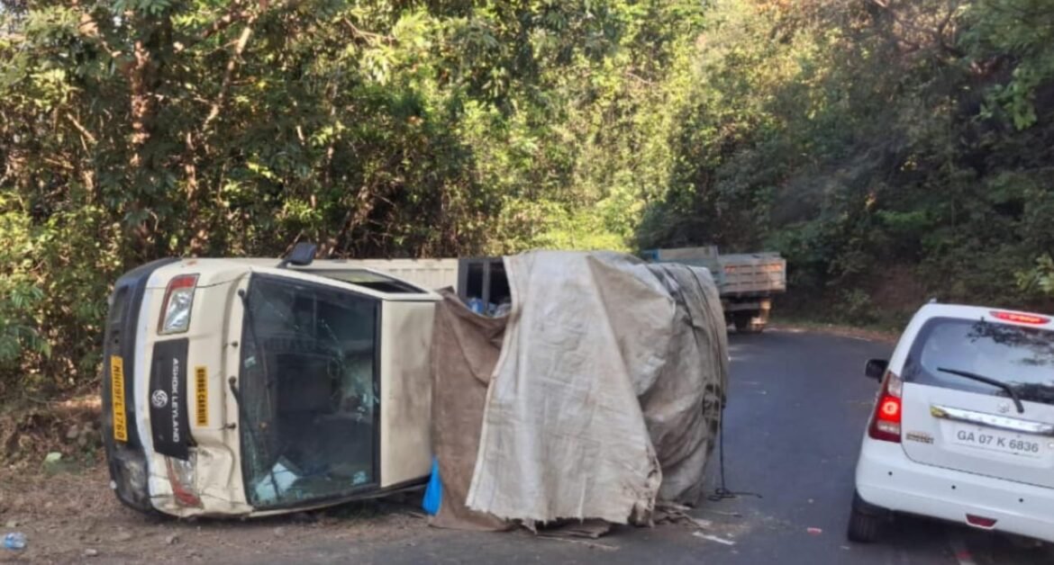 तिलारी घाटात मिनी टेम्पोचे अपघात, सुदैवाने जीवितहानी टळली