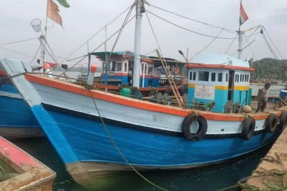 एलईडी नौकेवर देवगड बंदरात कारवाई
